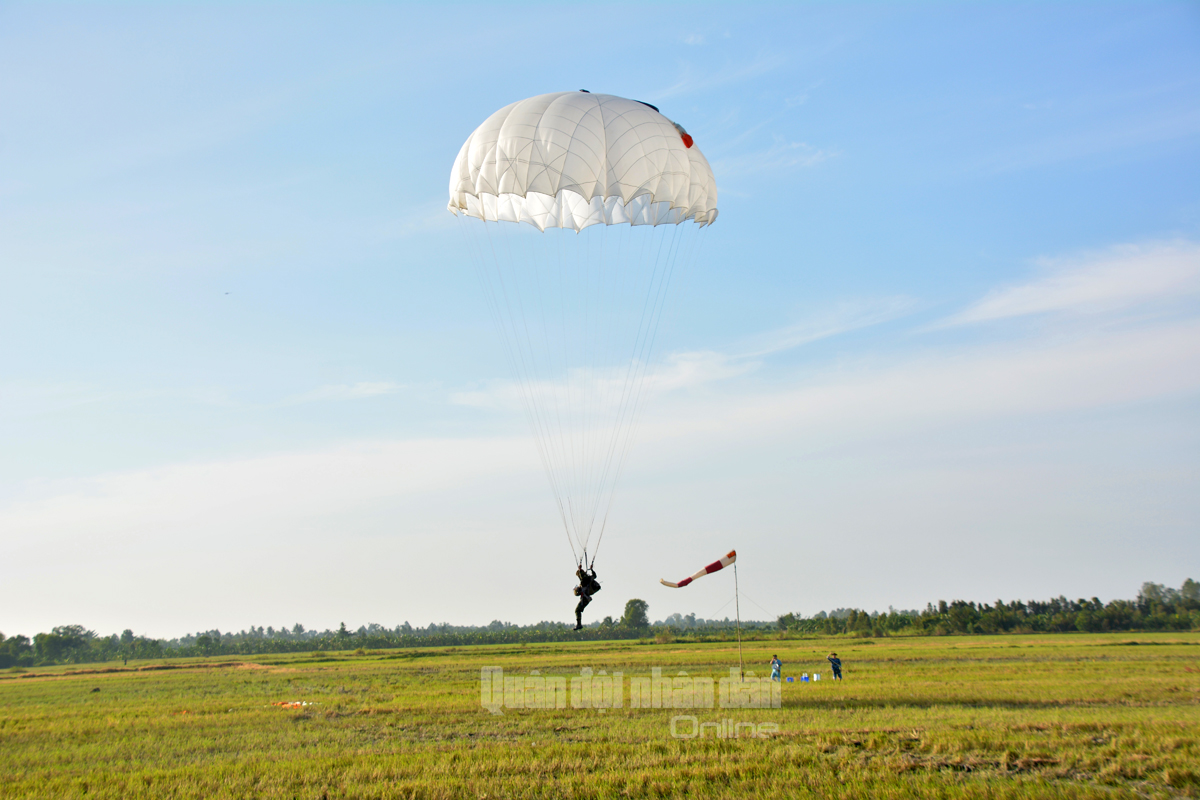 Dưới sự hướng dẫn của lực lượng mặt đất, chỉ trong ít phút, các chiến đấu viên đã tiếp đất an toàn.